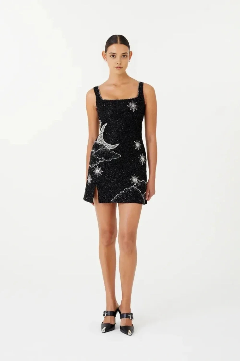 Robe mini élégante avec design étoilé, ornée de perles et cristaux. 0