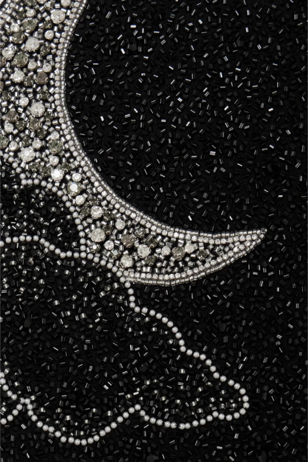 Robe mini élégante avec design étoilé, ornée de perles et cristaux. 6