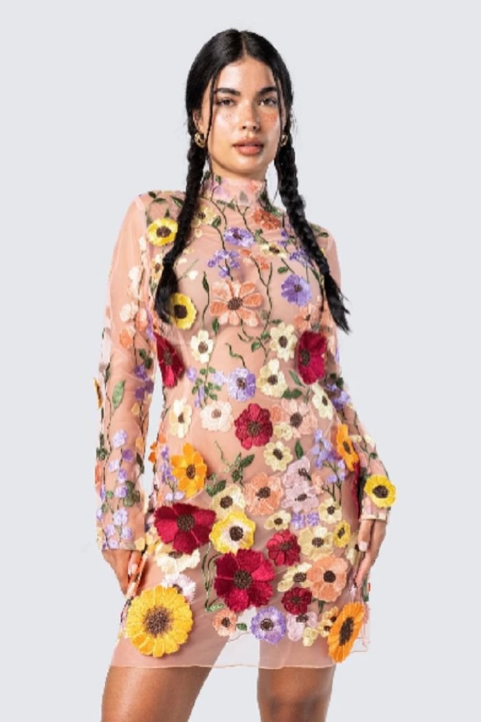 Robe mini à manches longues avec un dos nu séduisant. - 1