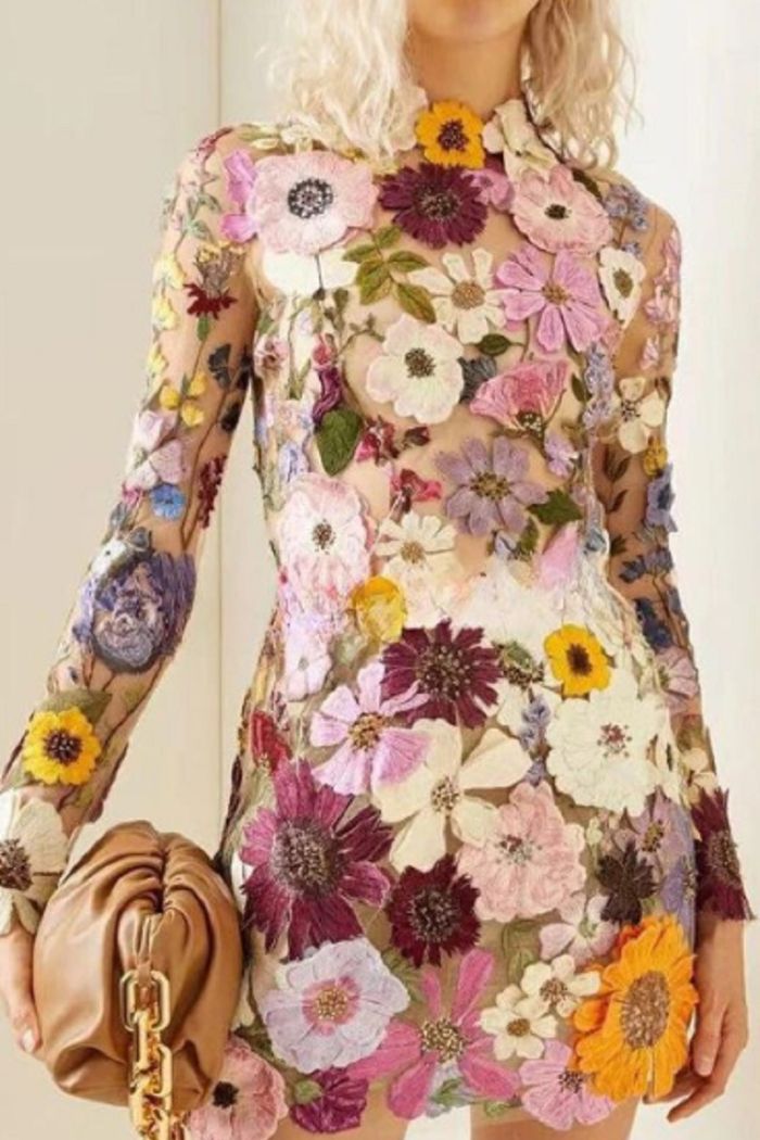 Robe mini à manches longues avec un dos nu séduisant. - 5