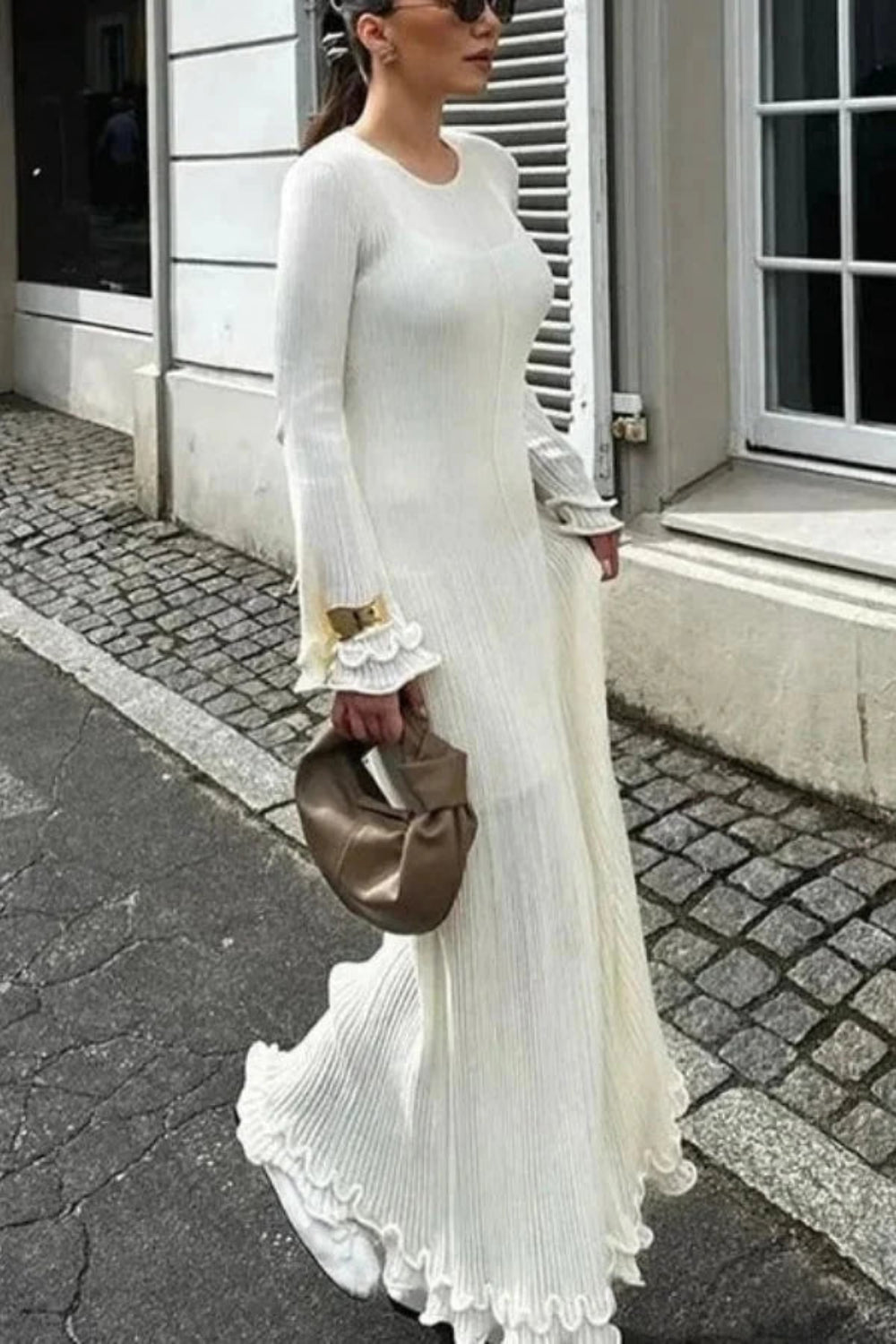 Robe élégante, silhouette cintrée avec volants. 1