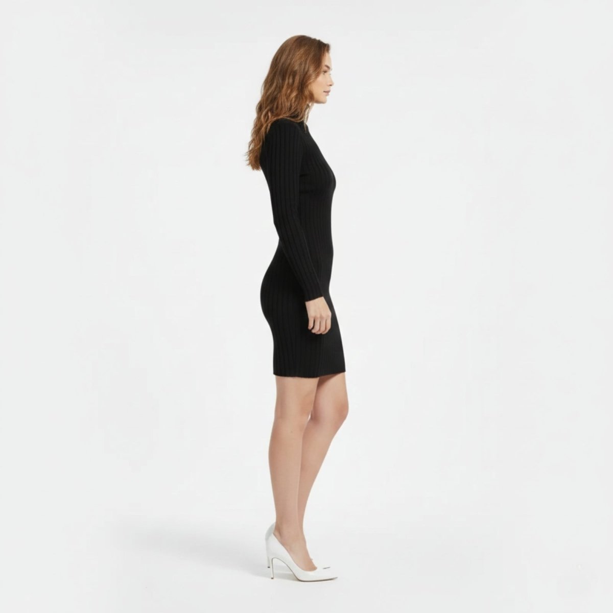 Robe sculptante, col roulé, silhouette allongée. 2