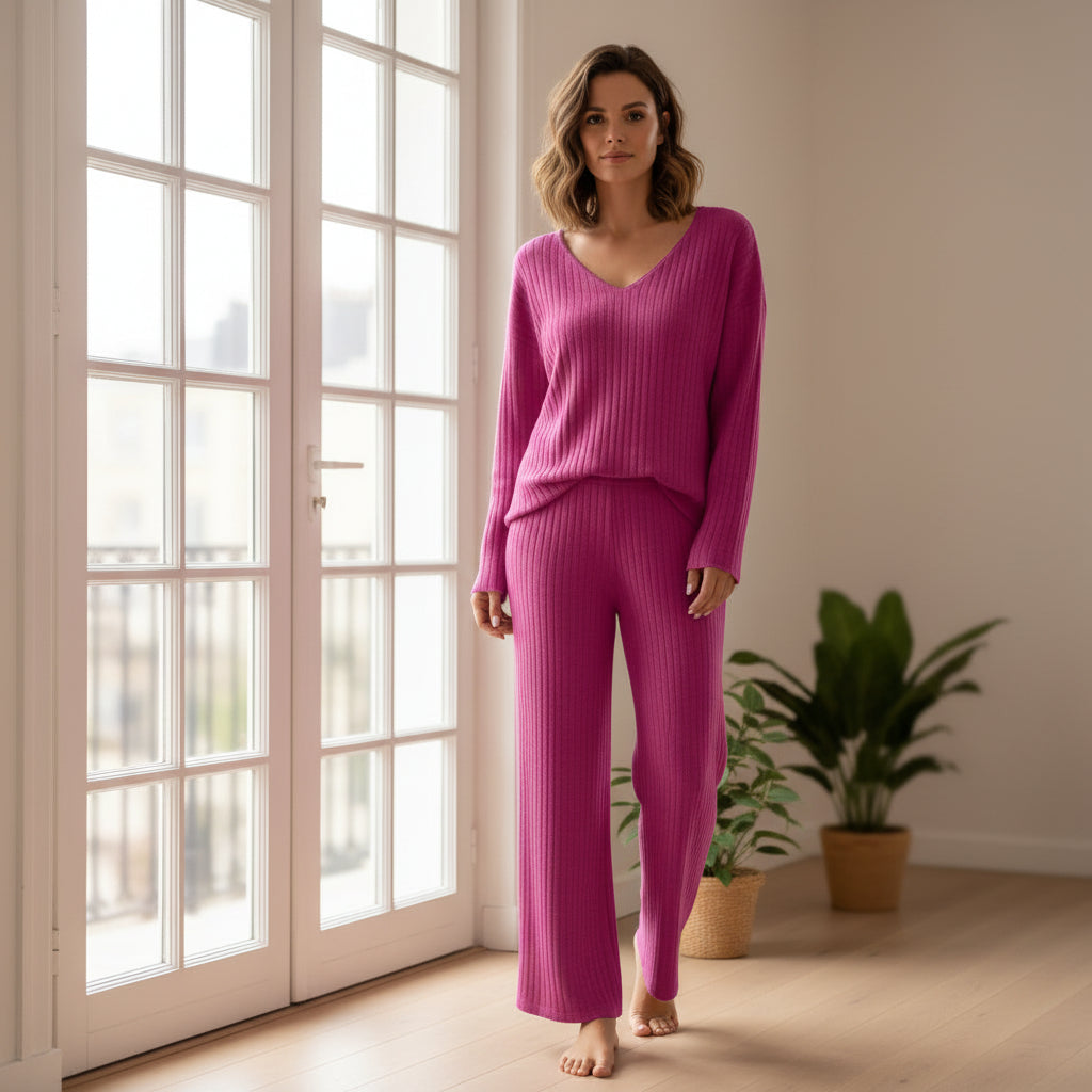 Ensemble décontracté femme avec top à encolure en V et pantalon à jambes larges. - 8