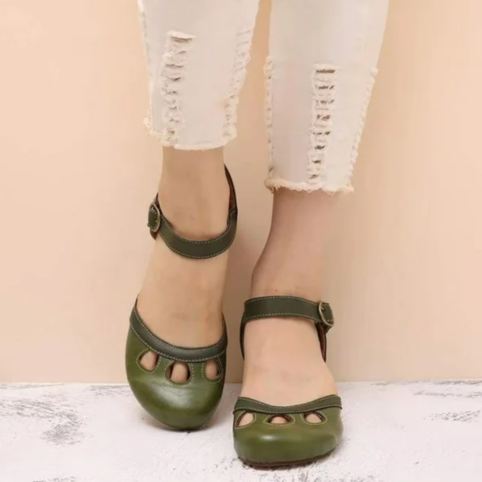 Sandales à talons bas, élégantes et confortables, idéales pour une sortie décontractée. 1