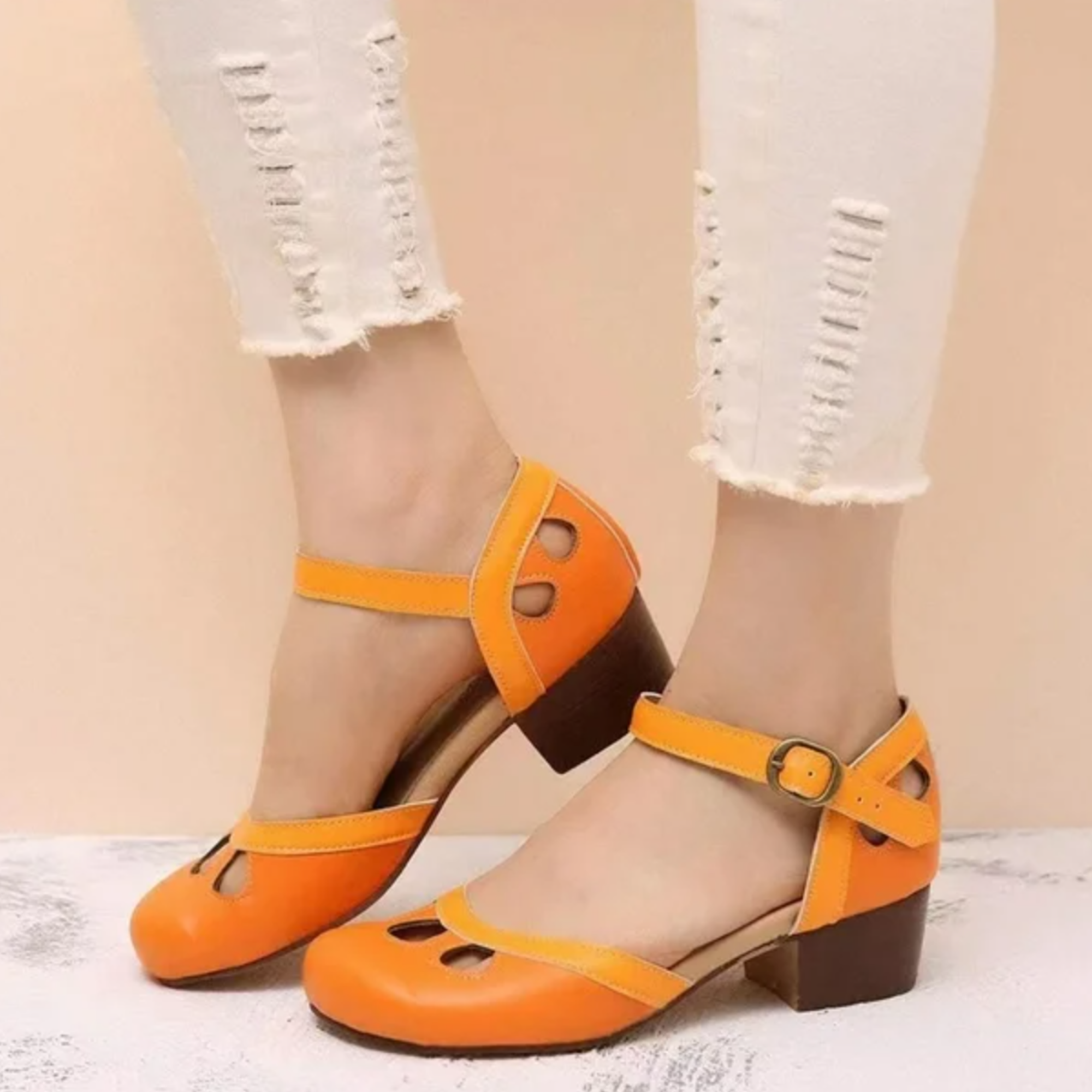 Sandales à talons bas, élégantes et confortables, idéales pour une sortie décontractée. 2
