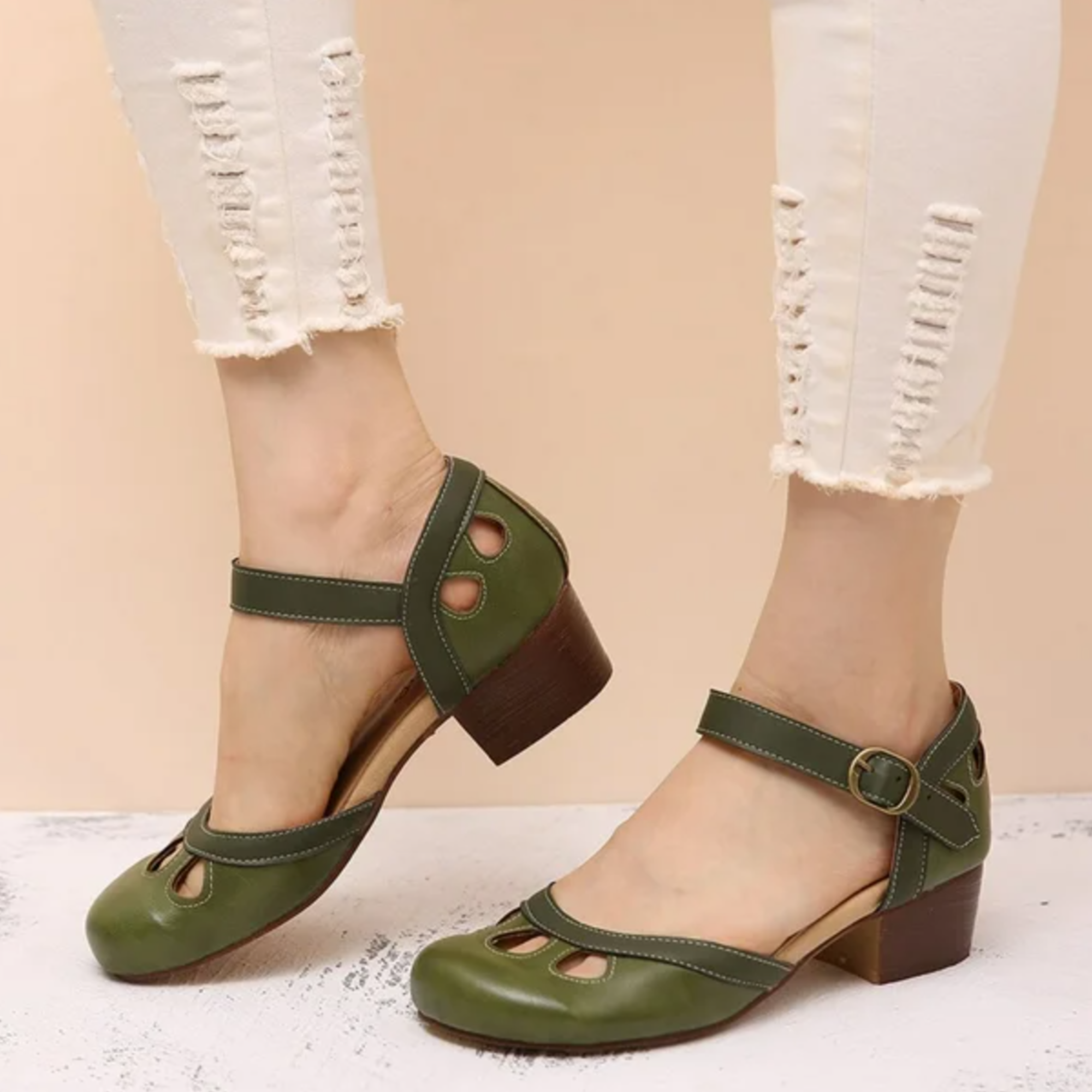 Sandales à talons bas, élégantes et confortables, idéales pour une sortie décontractée. 3