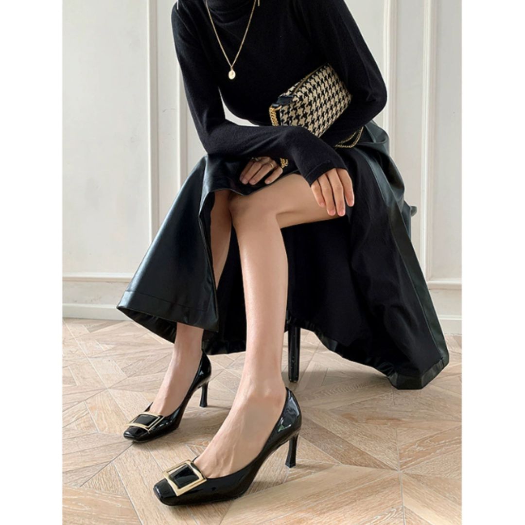 Sandales à talons élégantes avec un accent métallique chic. 1