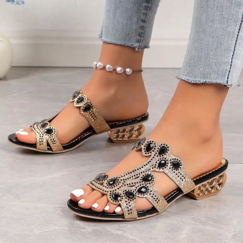 Sandales élégantes avec un design glamour et bretelles ajustables. 4
