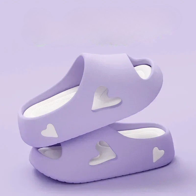 Tongs femme au design ludique en forme de cœur. 0