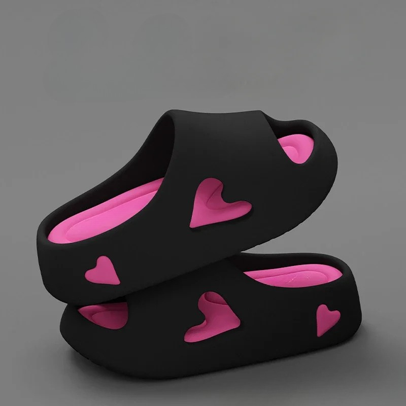 Tongs femme au design ludique en forme de cœur. 1