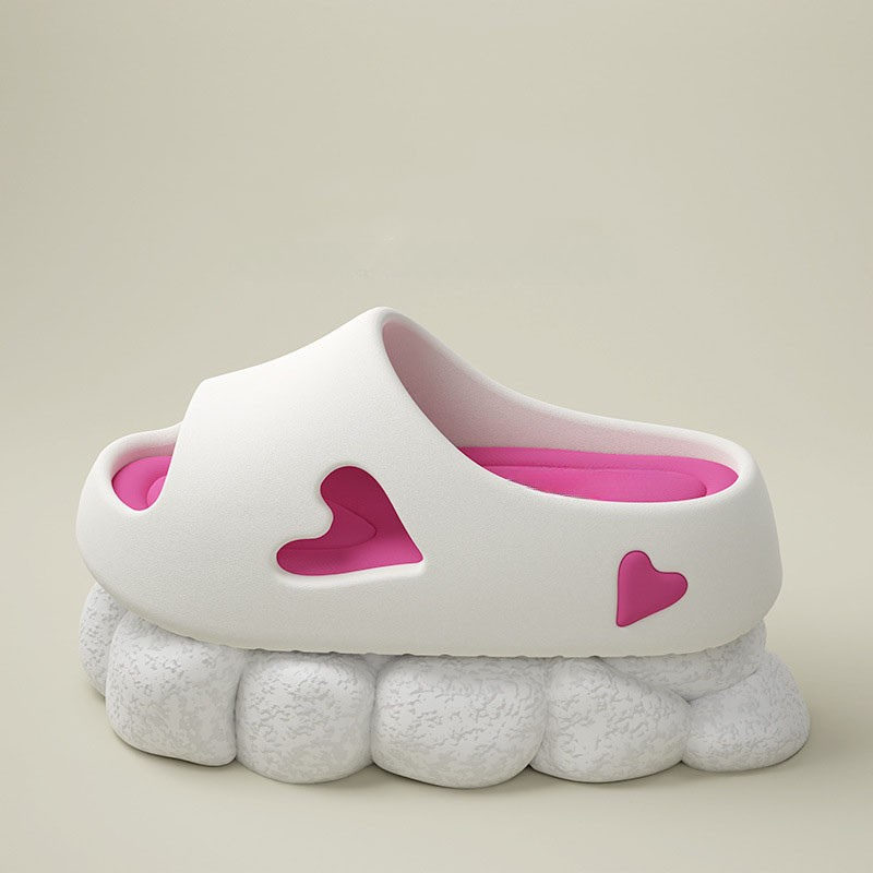 Tongs femme au design ludique en forme de cœur. 4