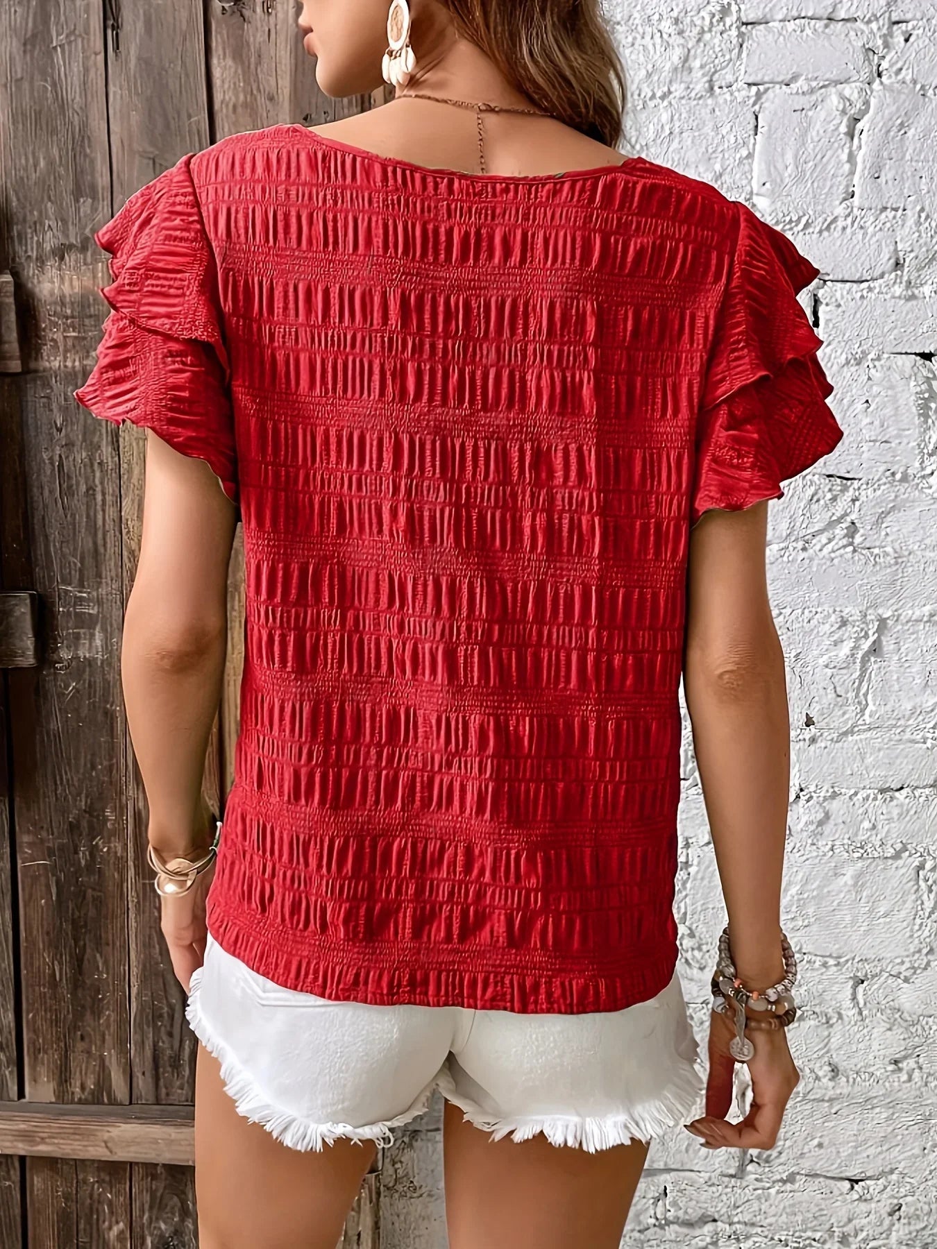Blouse femme plissée avec manches à volants, chic et féminine. 1