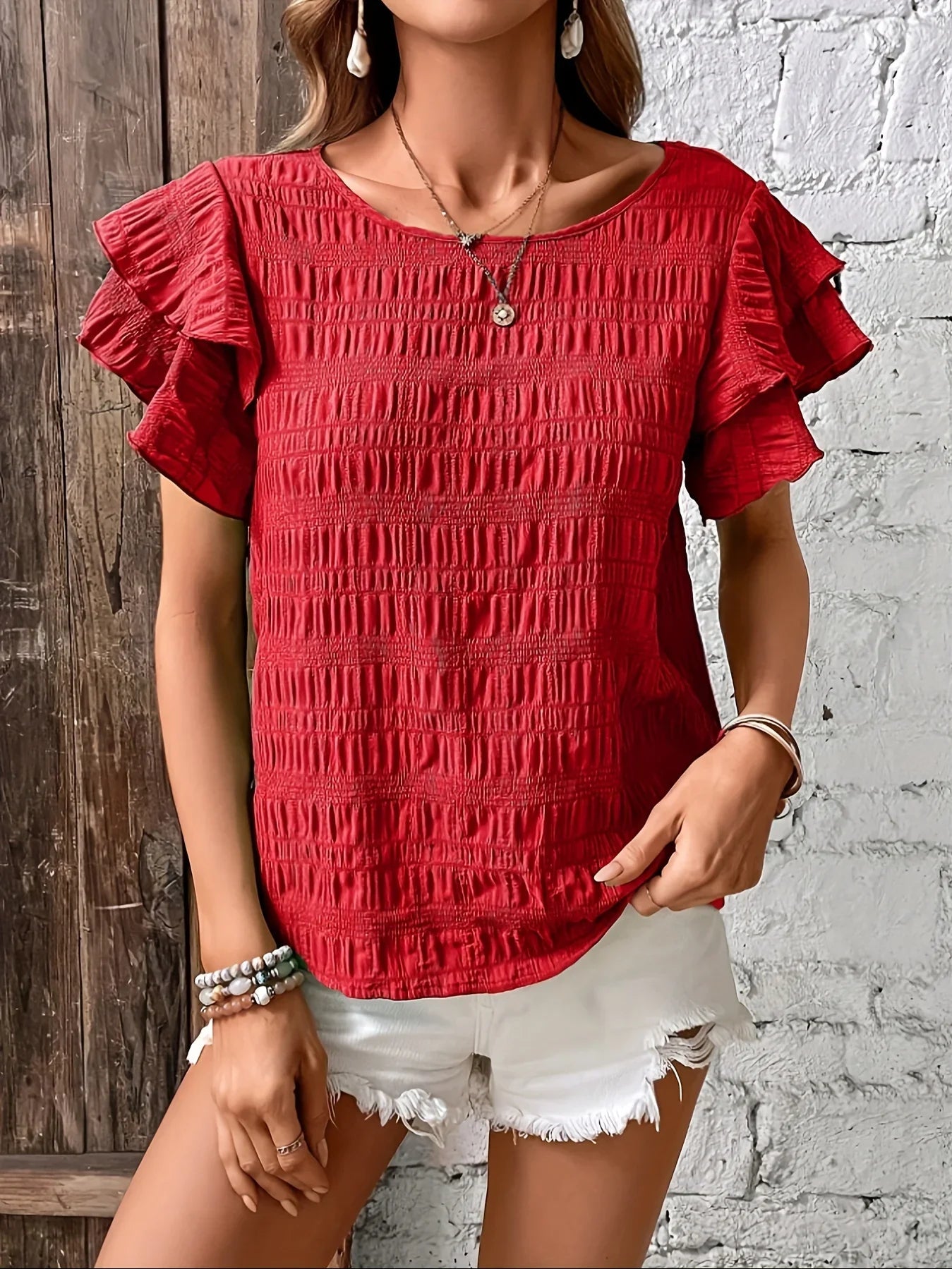 Blouse femme plissée avec manches à volants, chic et féminine. 4