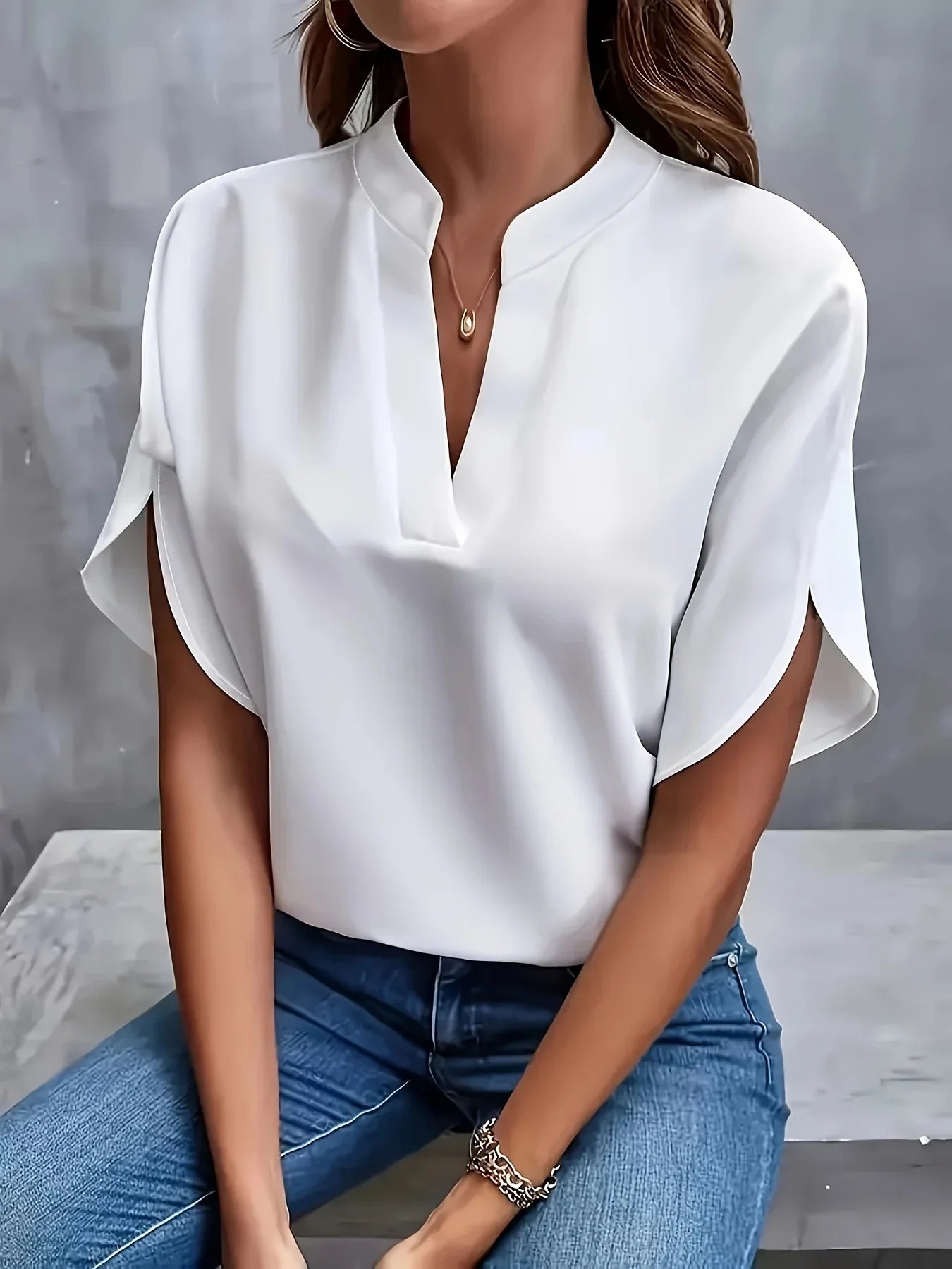 Blouse femme, décolleté en V élégant, manches courtes, silhouette fluide. 1