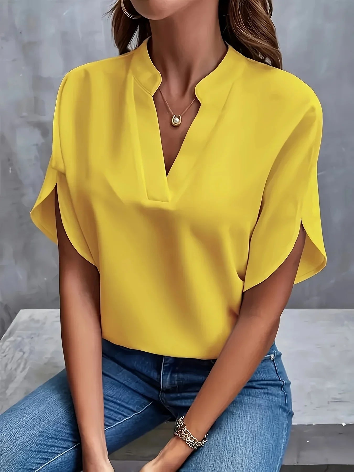 Blouse femme, décolleté en V élégant, manches courtes, silhouette fluide. 2