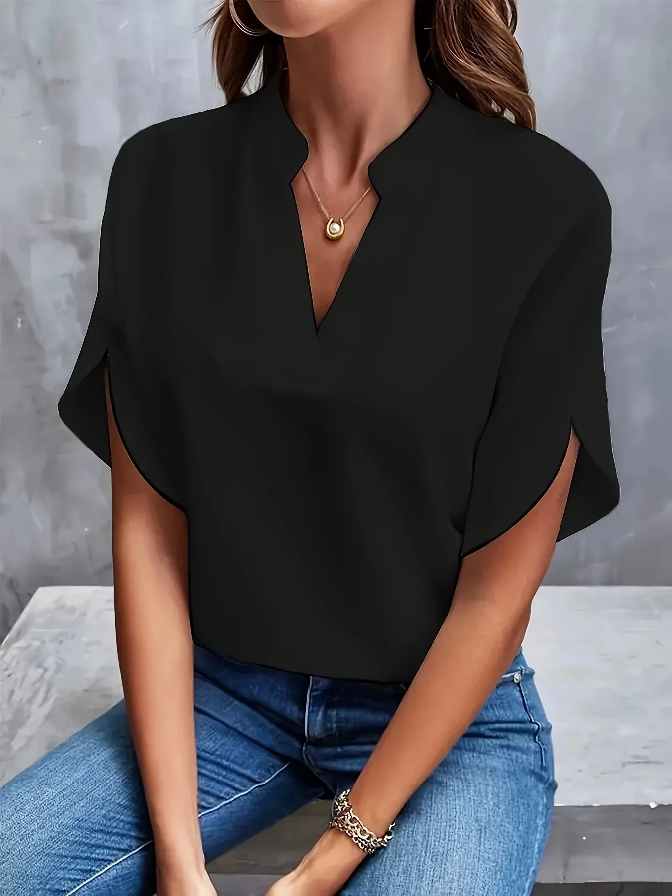 Blouse femme, décolleté en V élégant, manches courtes, silhouette fluide. 3
