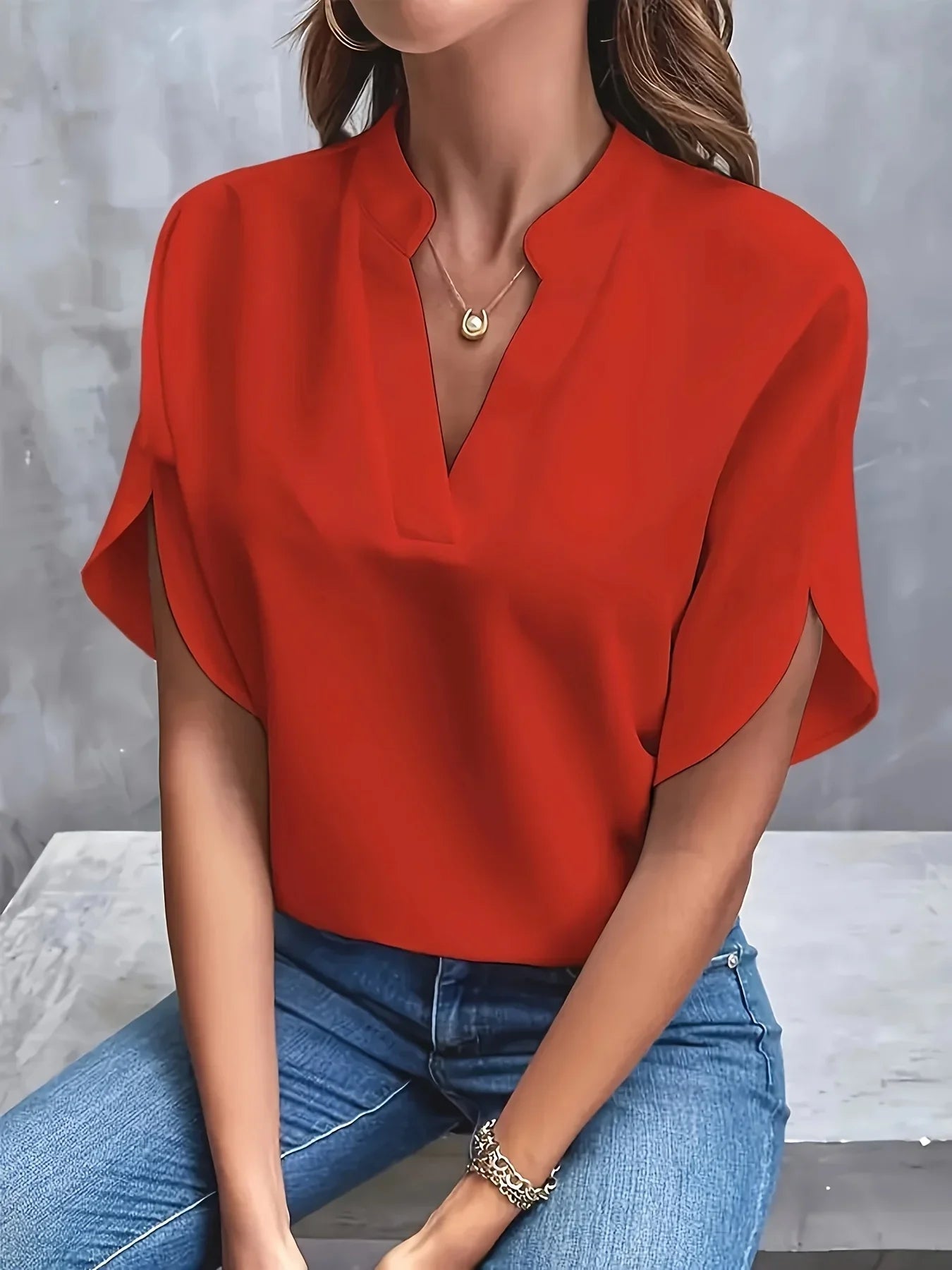Blouse femme, décolleté en V élégant, manches courtes, silhouette fluide. 4