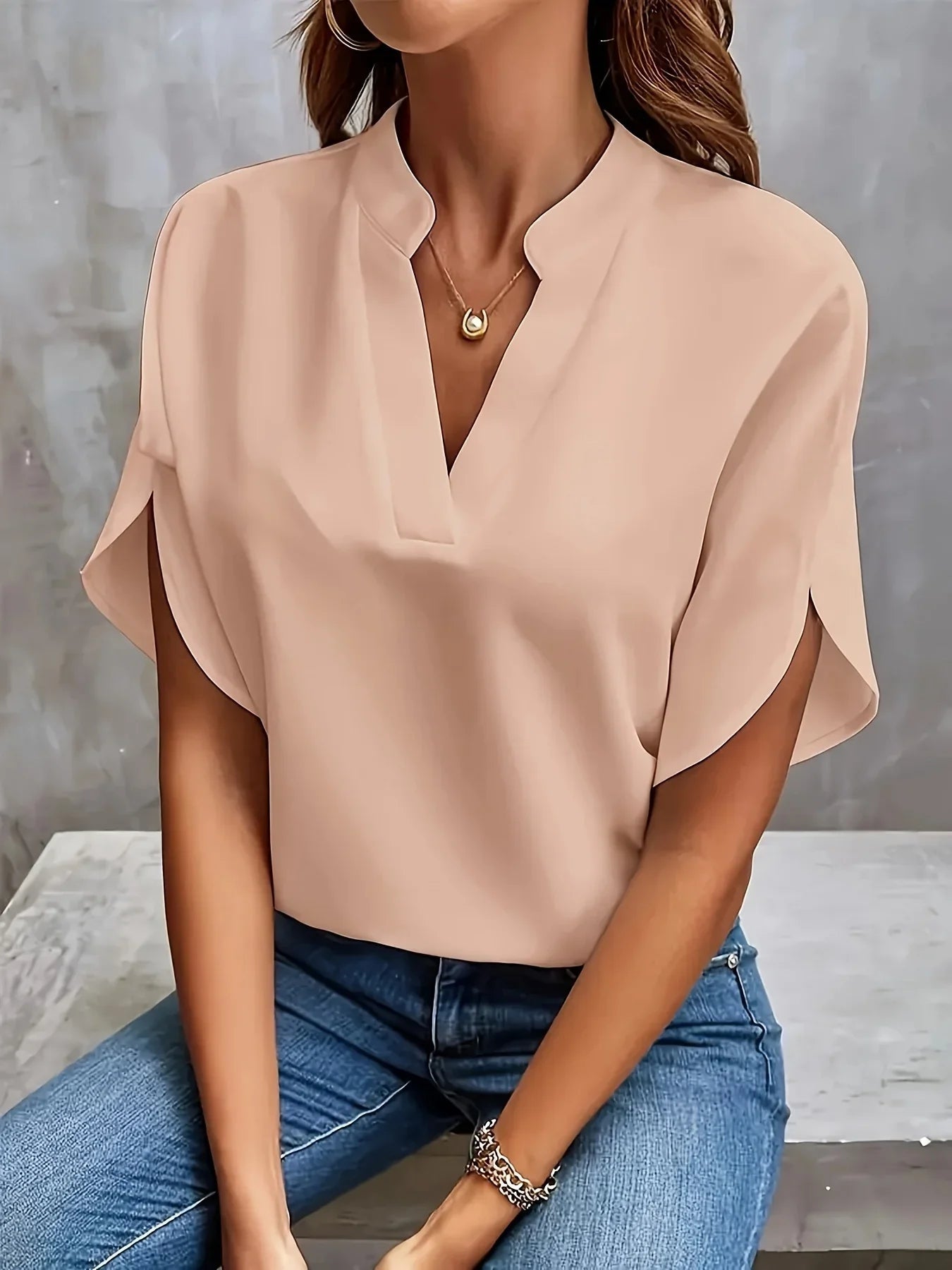 Blouse femme, décolleté en V élégant, manches courtes, silhouette fluide. 5