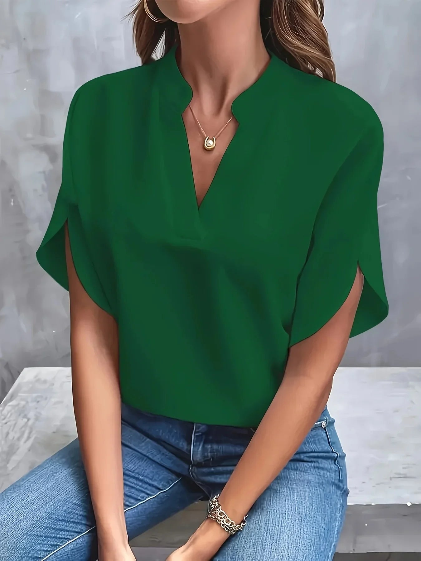 Blouse femme, décolleté en V élégant, manches courtes, silhouette fluide. 6