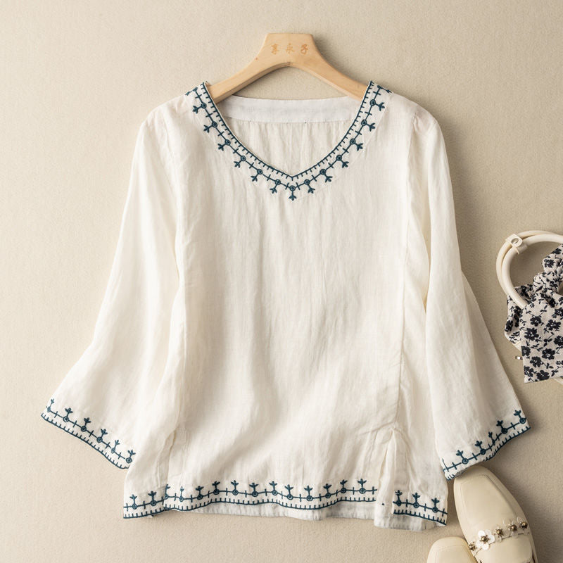 Blouse fluide femme avec col en V élégant et détails raffinés. 0