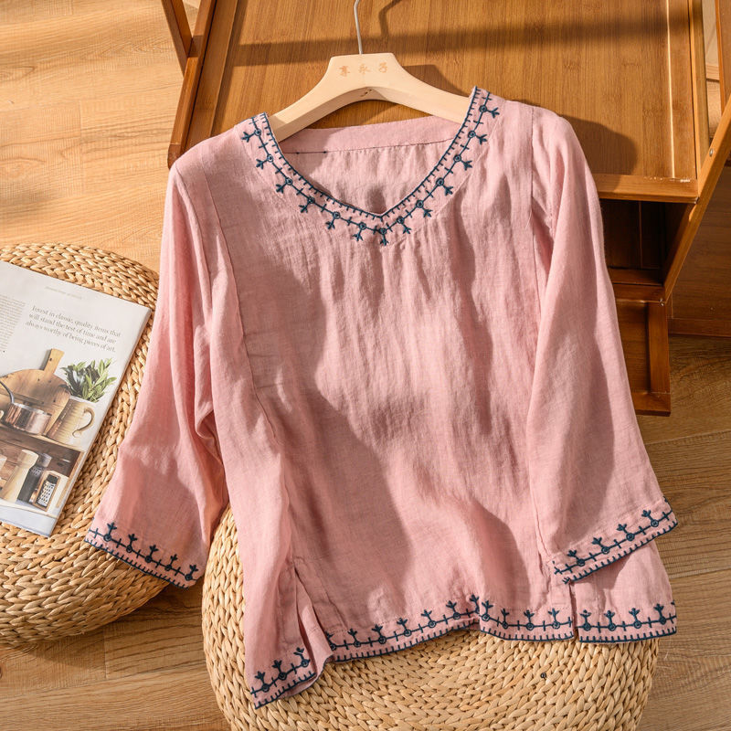 Blouse fluide femme avec col en V élégant et détails raffinés. 1