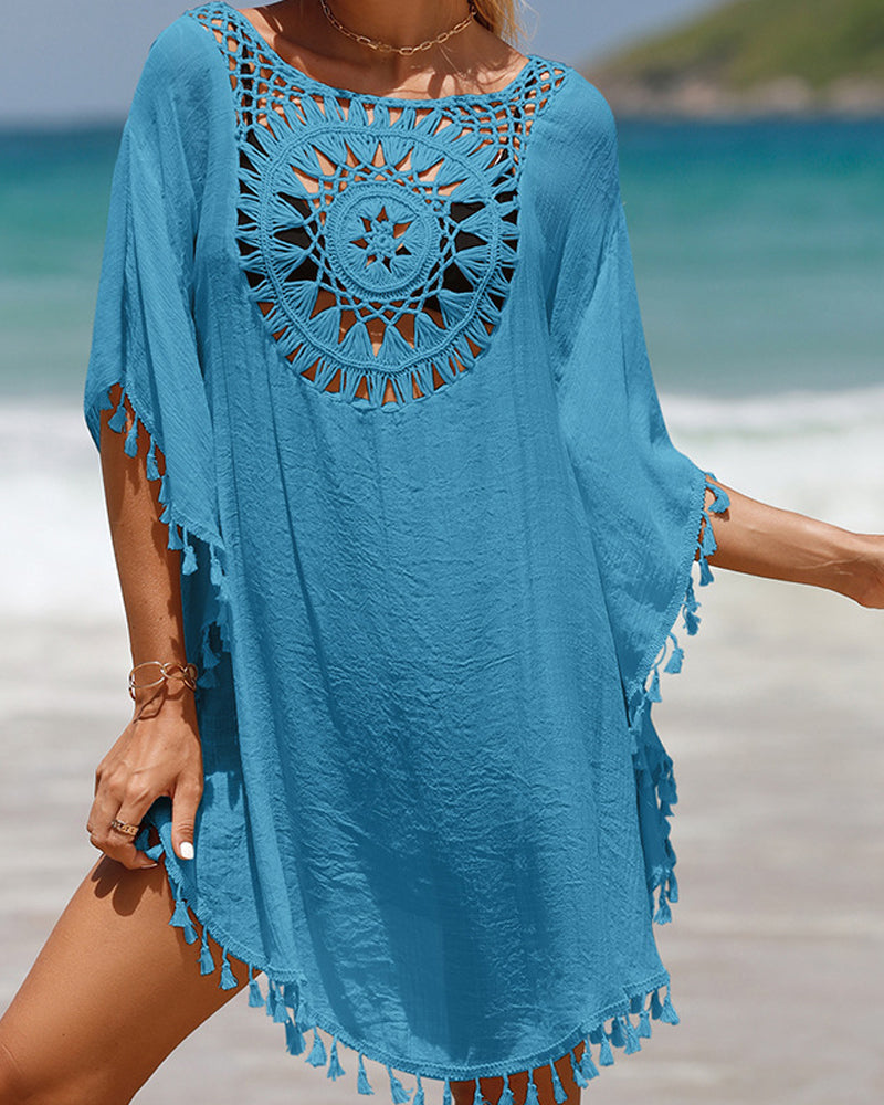 Cache-maillot bohème avec un design aérien et des pompons, idéal pour des journées estivales décontractées. 3