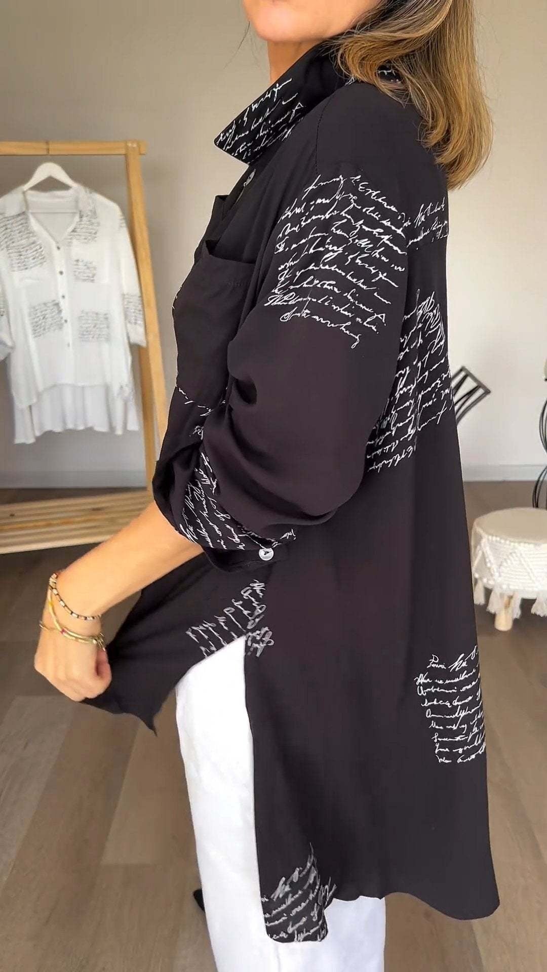 Chemise boutonnée, silhouette décontractée avec imprimé artistique. 1