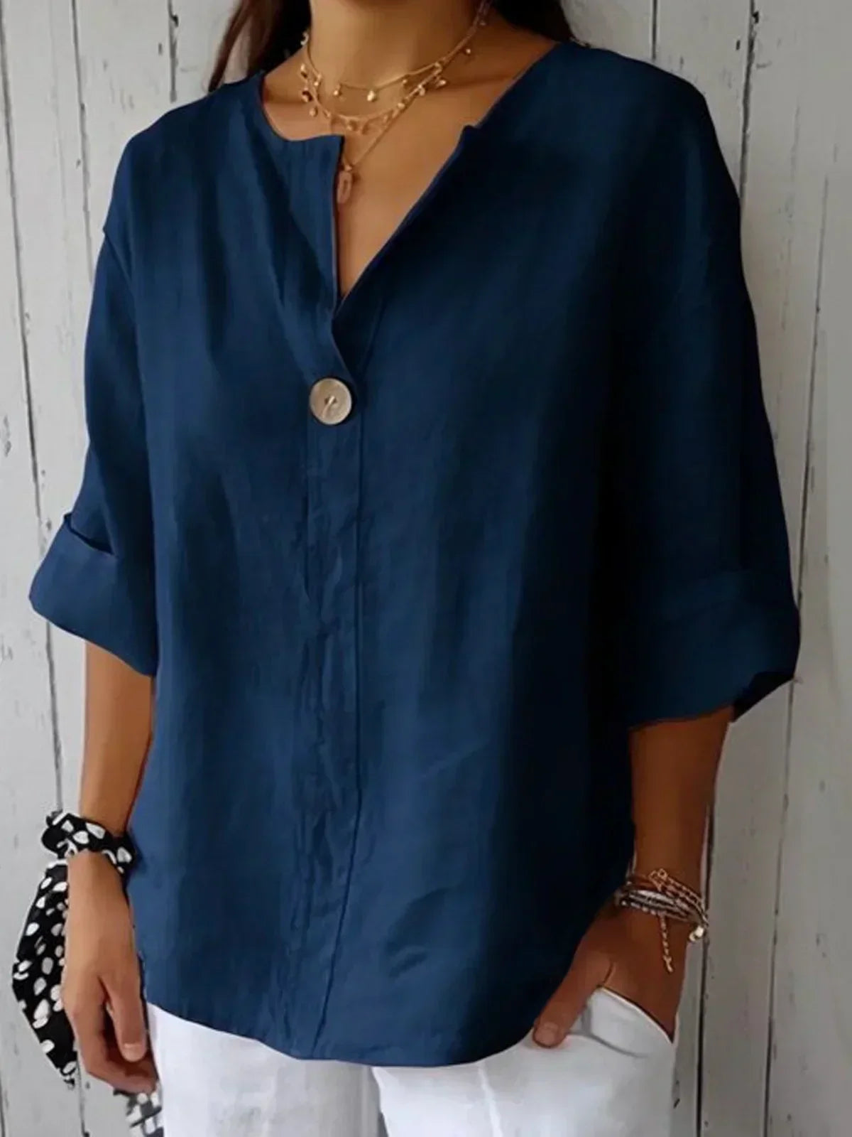 Chemisier femme chic à encolure en V, silhouette ample et élégante. 1