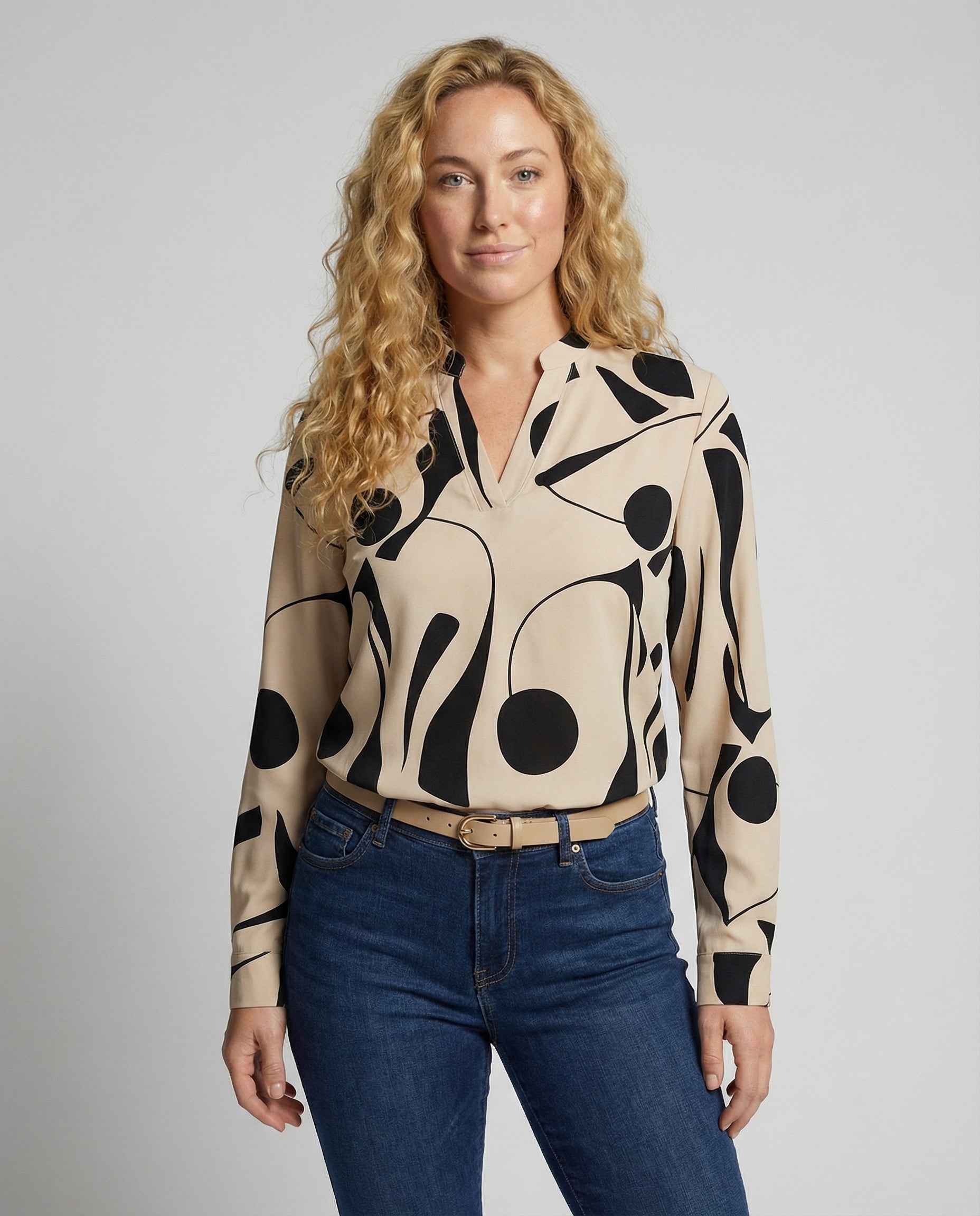 Chemisier femme chic, coupe confortable, manches longues, design moderne. - 1
