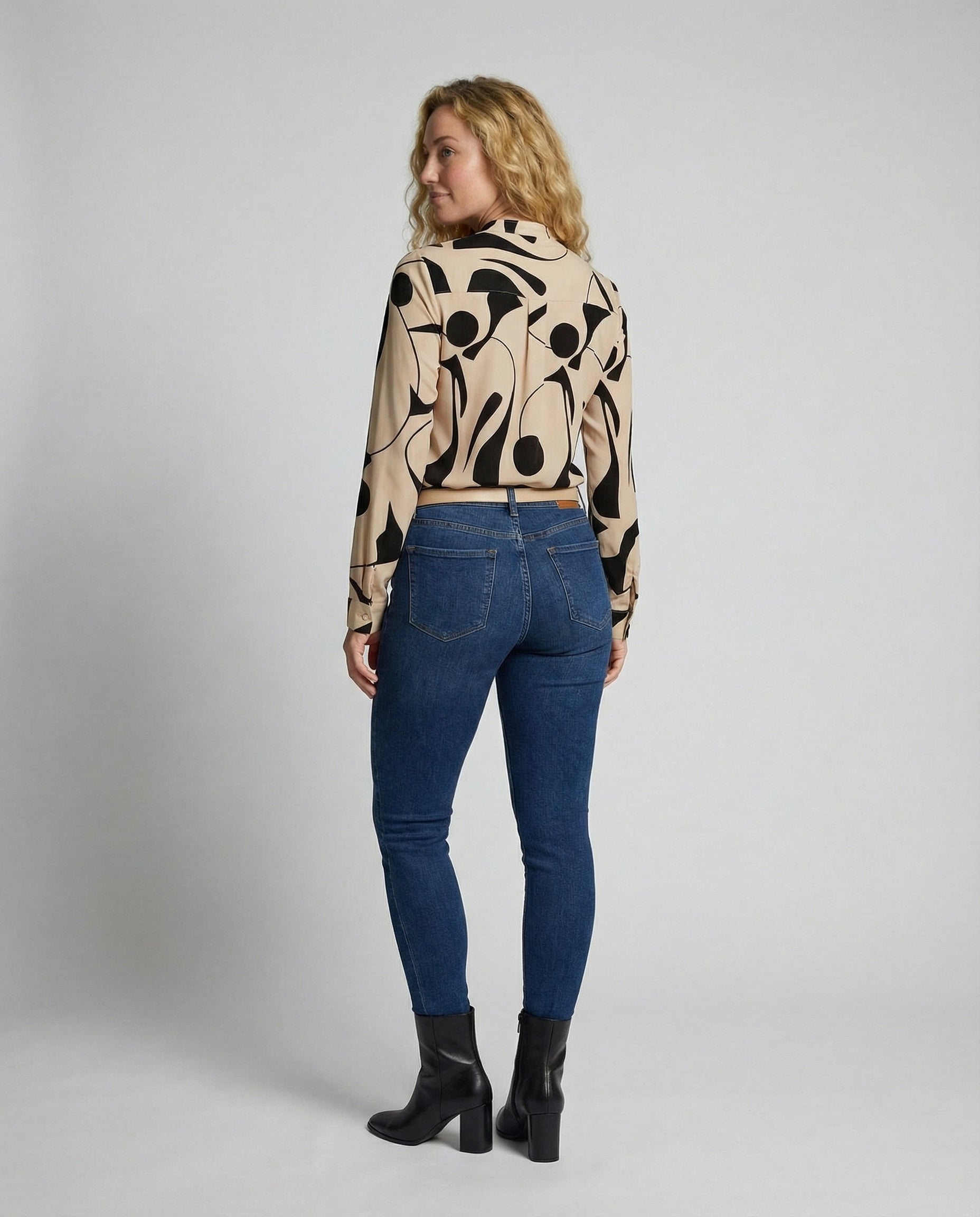 Chemisier femme chic, coupe confortable, manches longues, design moderne. - 4