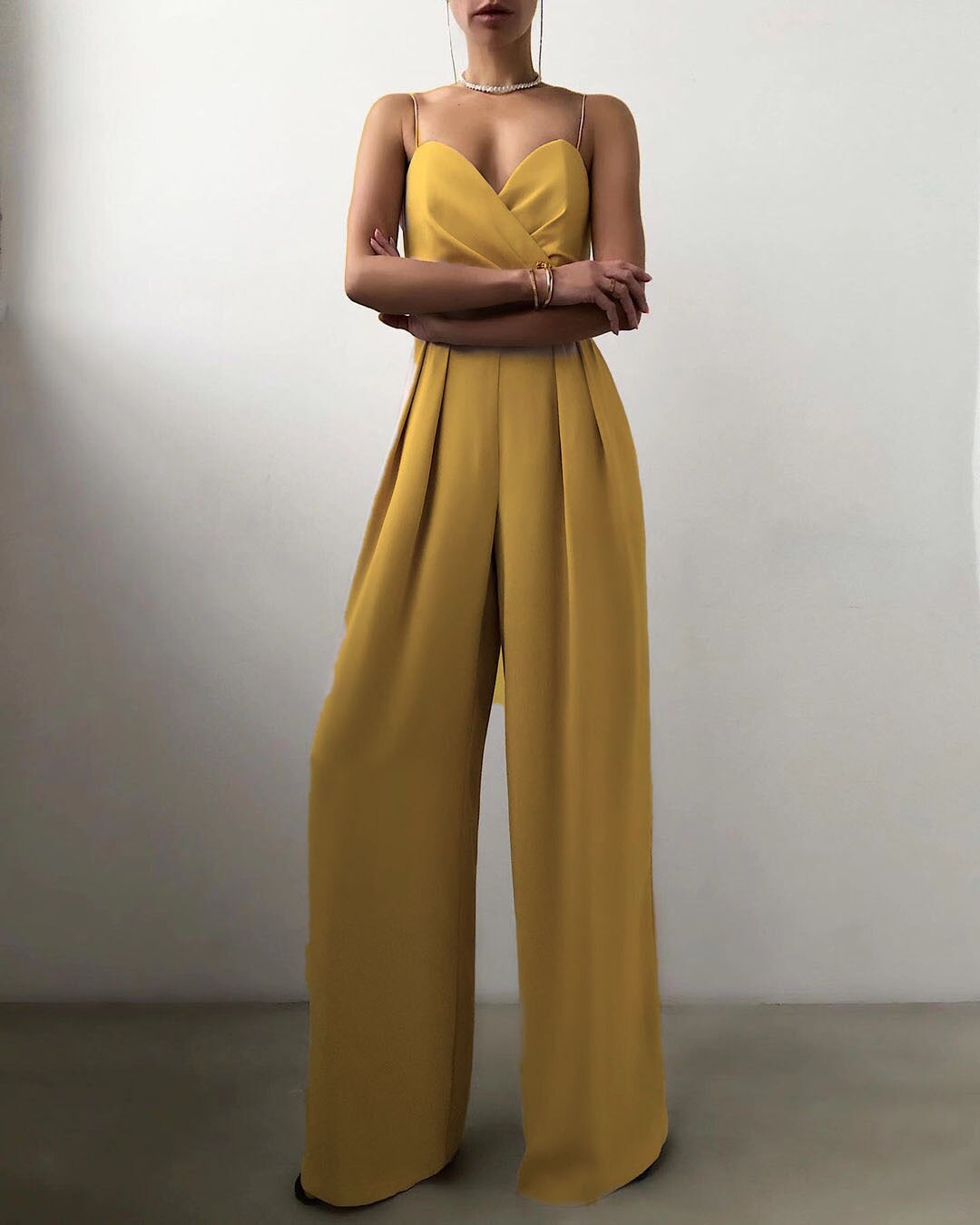 Combinaison femme chic à bretelles ajustables et décolleté en V. - 5