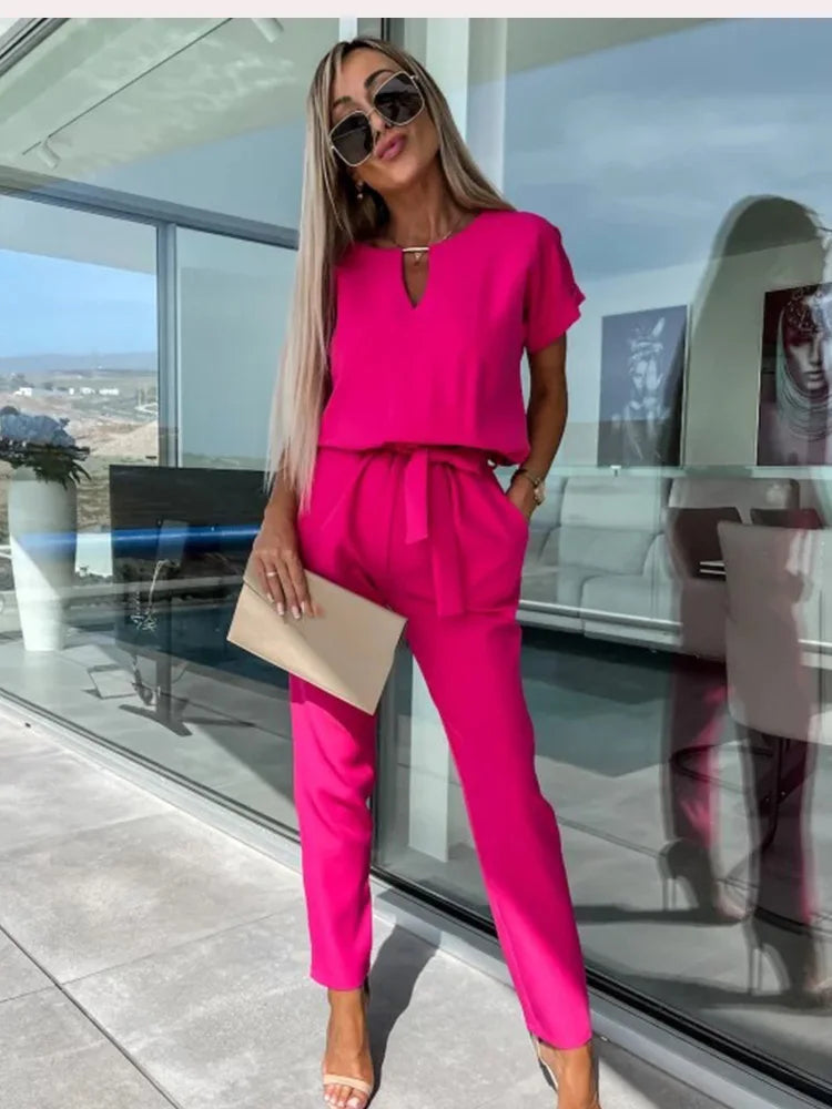 Combinaison femme chic, silhouette fluide, col en V, sans manches. - 5