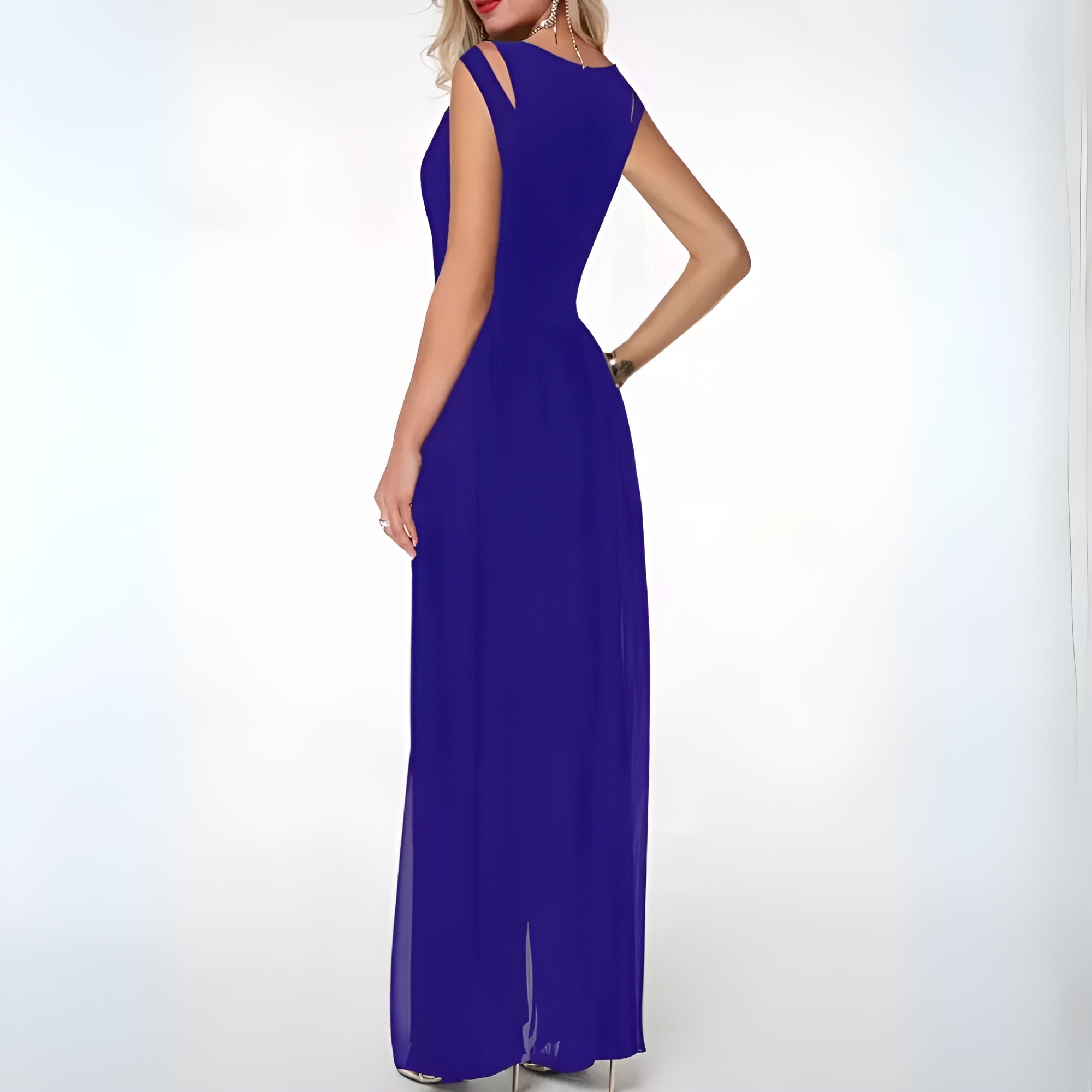 Combinaison femme chic, fluide, col en V, sans manches. - 6