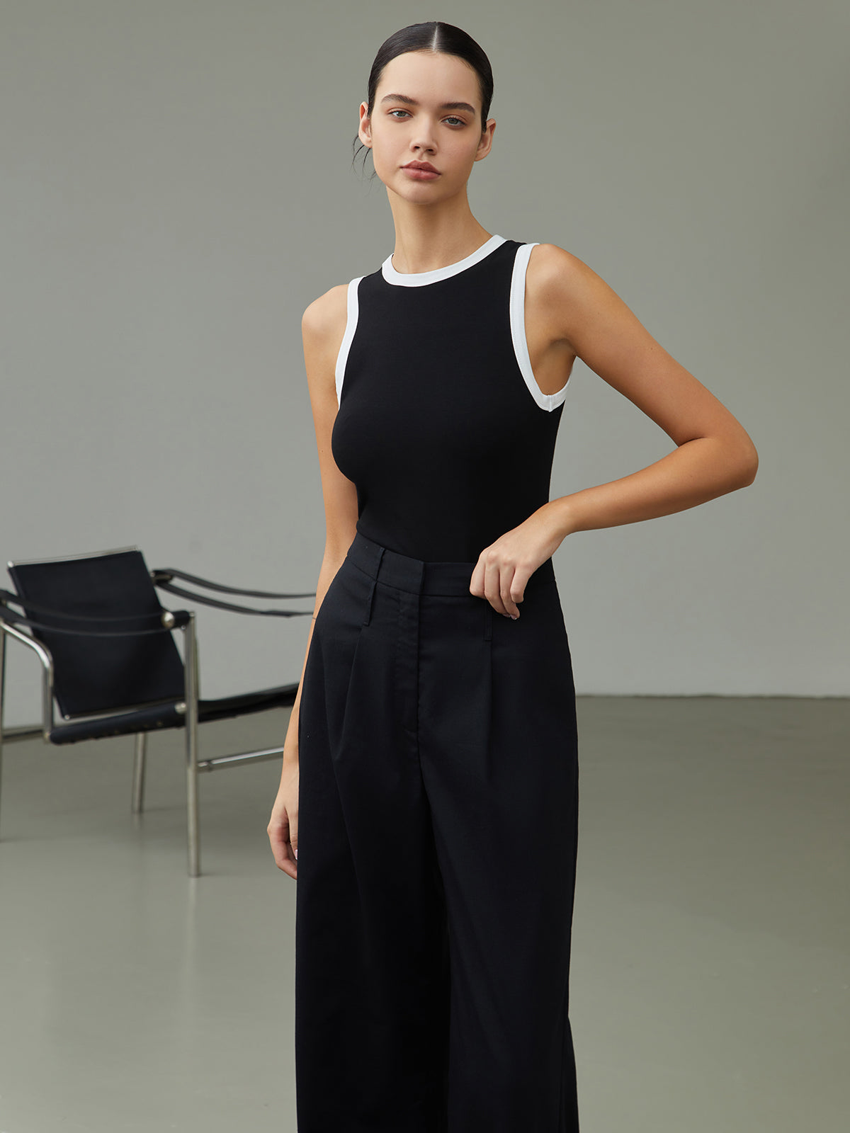 Débardeur femme côtelé avec bordure contrastée, style décontracté. - 1