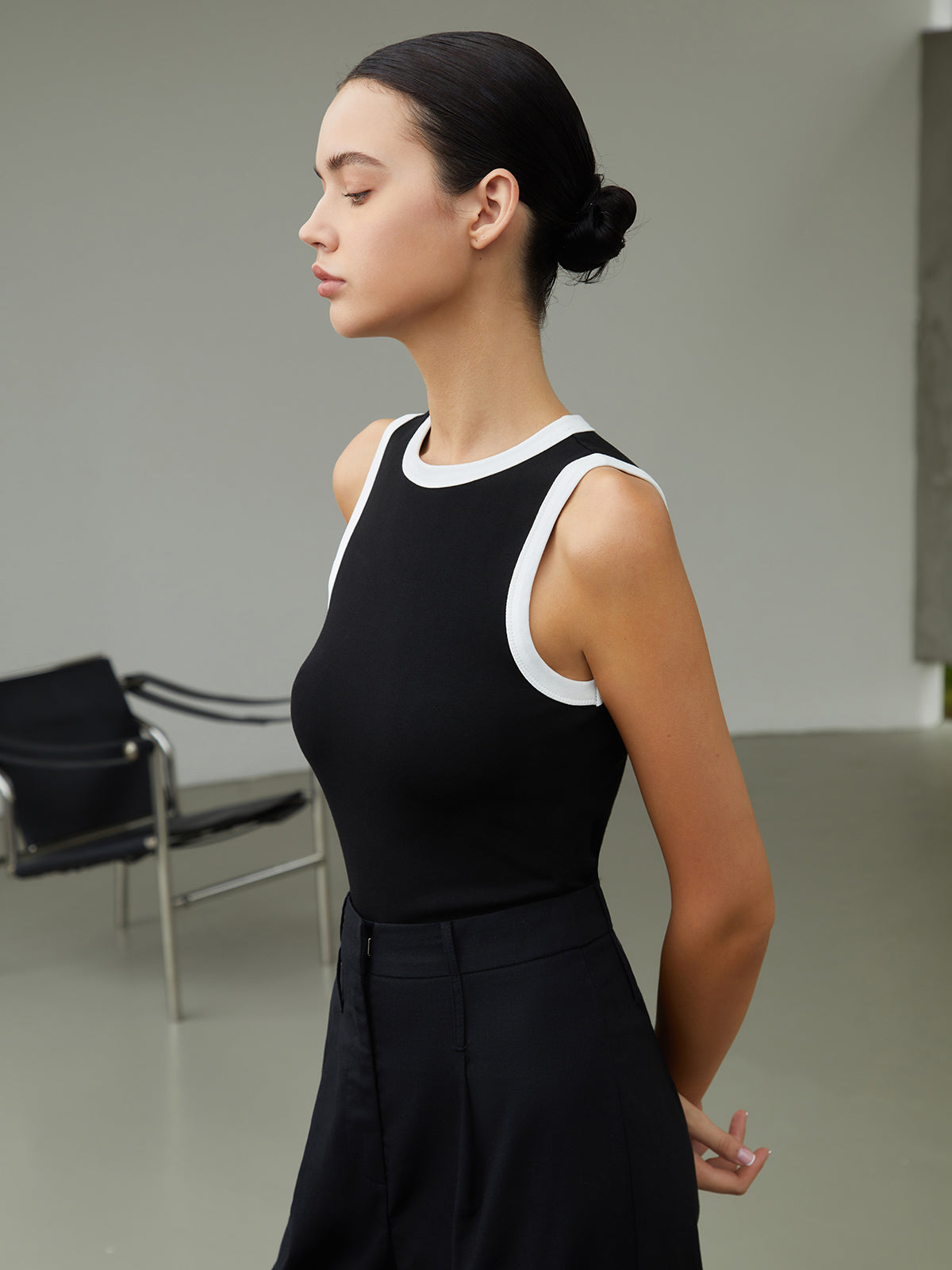 Débardeur femme côtelé avec bordure contrastée, style décontracté. - 3