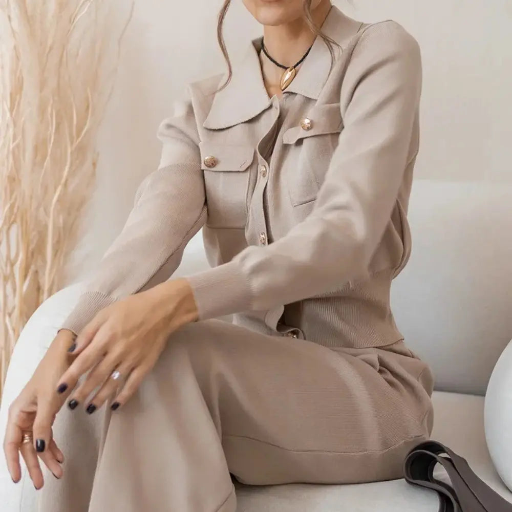 Ensemble tailleur femme avec blazer chic cintré et jupe évasée. - 4