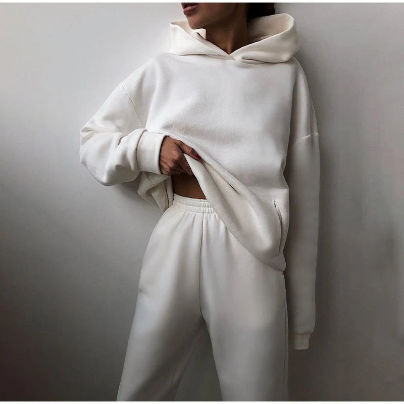 Ensemble jogging femme, élégant et confortable, coupe décontractée. - 10