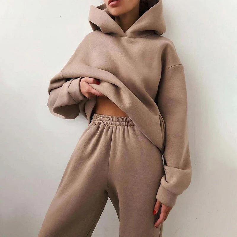 Ensemble de jogging femme, coupe élégante, style décontracté. - 12