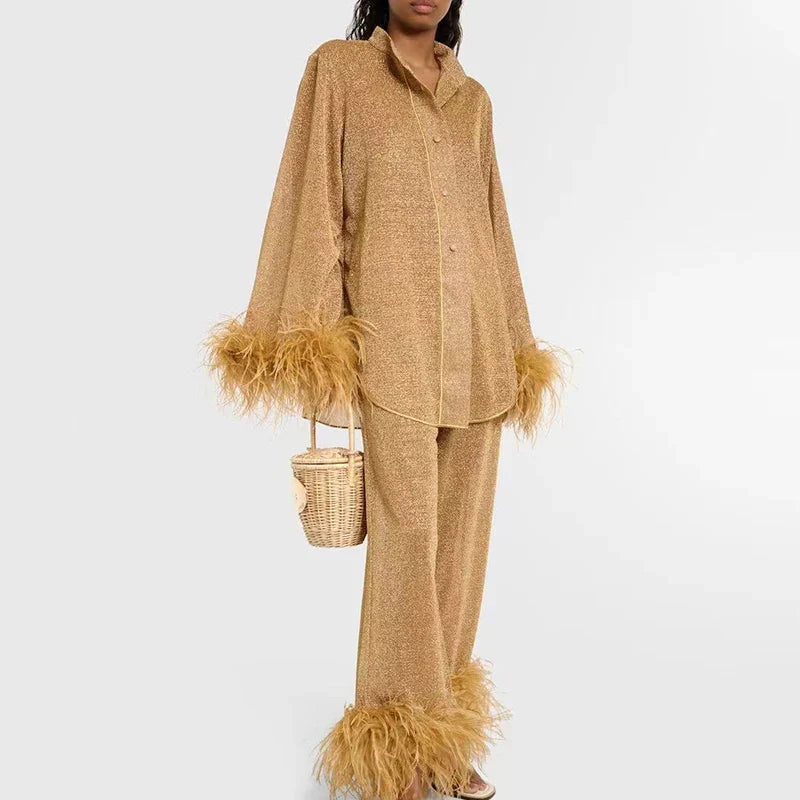 Ensemble chic et élégant avec des paillettes et des plumes. - 4