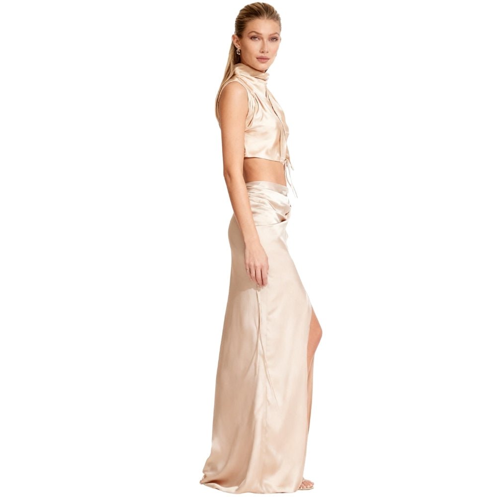 Ensemble élégant avec décolleté drapé et dos ouvert. 1