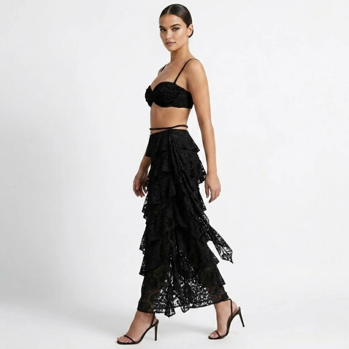 Ensemble en dentelle, bustier sculpté avec jupe longue évasée. 1