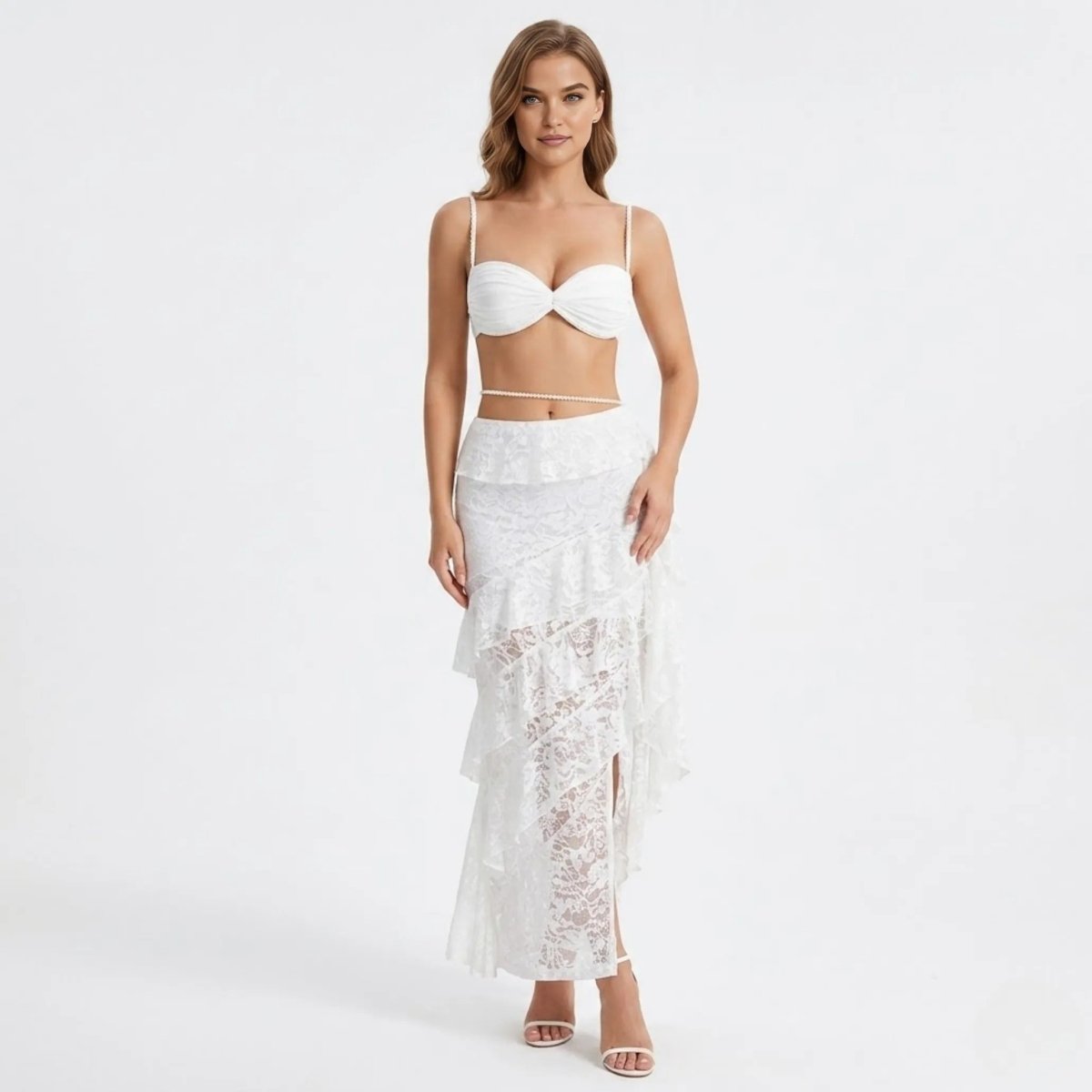 Ensemble en dentelle, bustier sculpté avec jupe longue évasée. 10