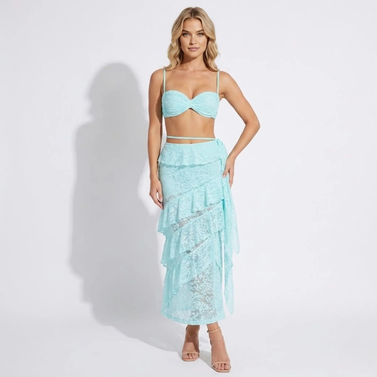 Ensemble en dentelle, bustier sculpté avec jupe longue évasée. 9