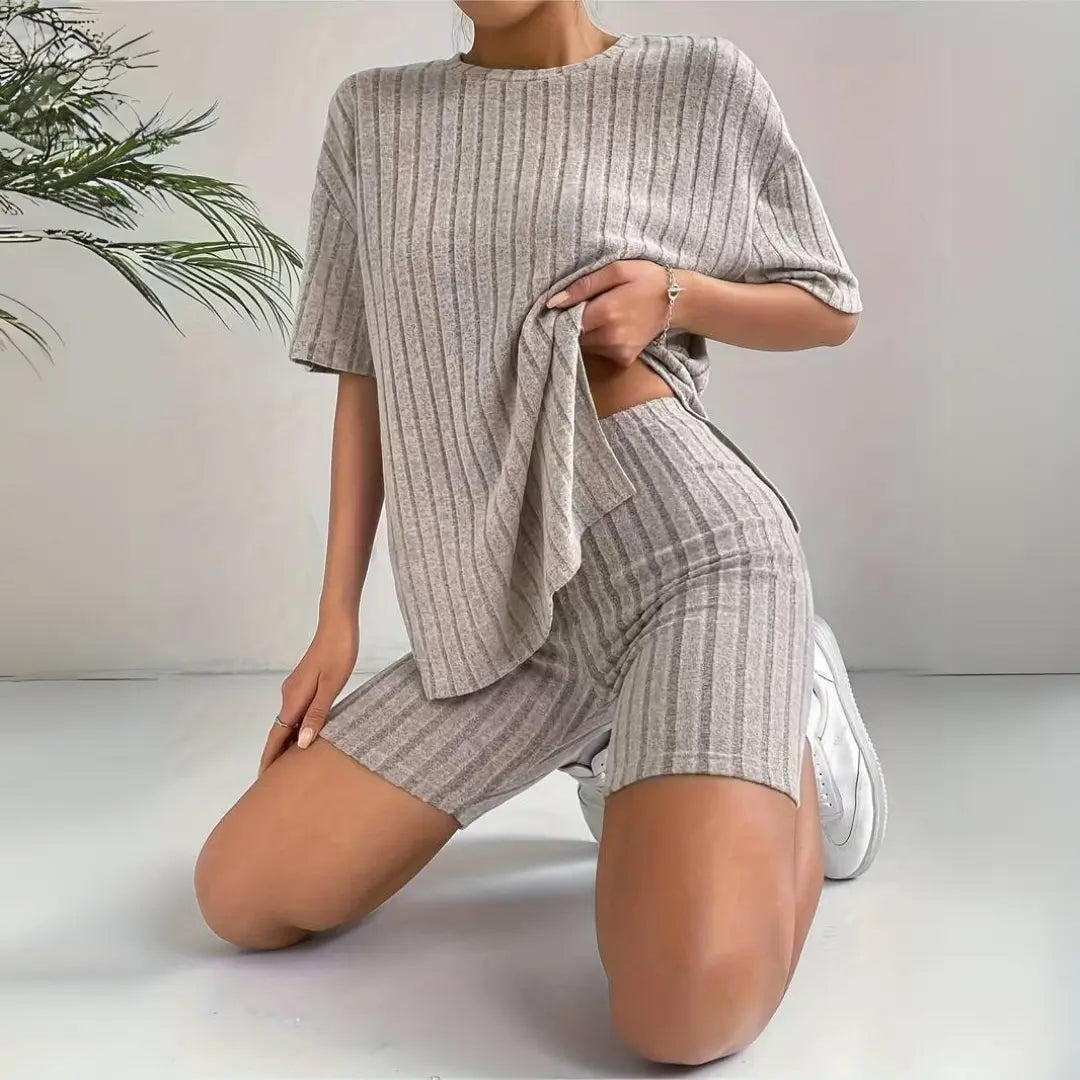 Ensemble sport femme composé d'un t-shirt fluide et de leggings ajustés. - 1