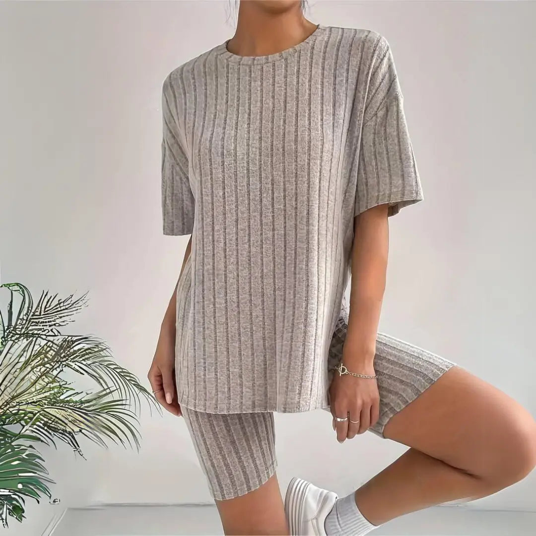 Ensemble sport femme composé d'un t-shirt fluide et de leggings ajustés. - 3