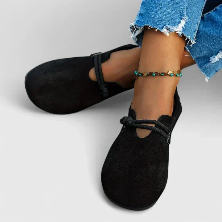 Mocassins élégants, silhouette raffinée, style chic. 2