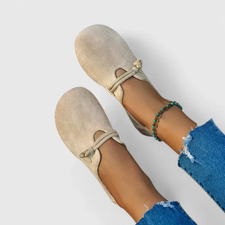 Mocassins élégants, silhouette raffinée, style chic. 3