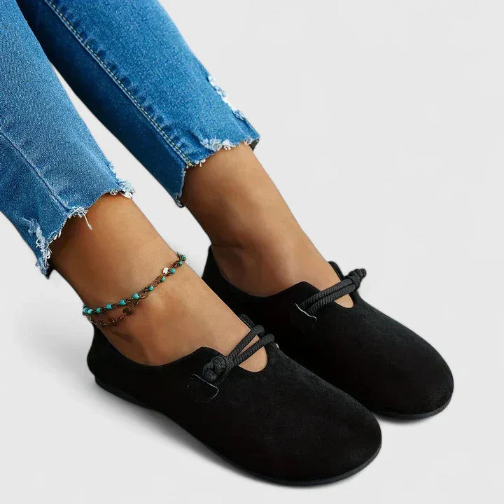 Mocassins élégants, silhouette raffinée, style chic. 5