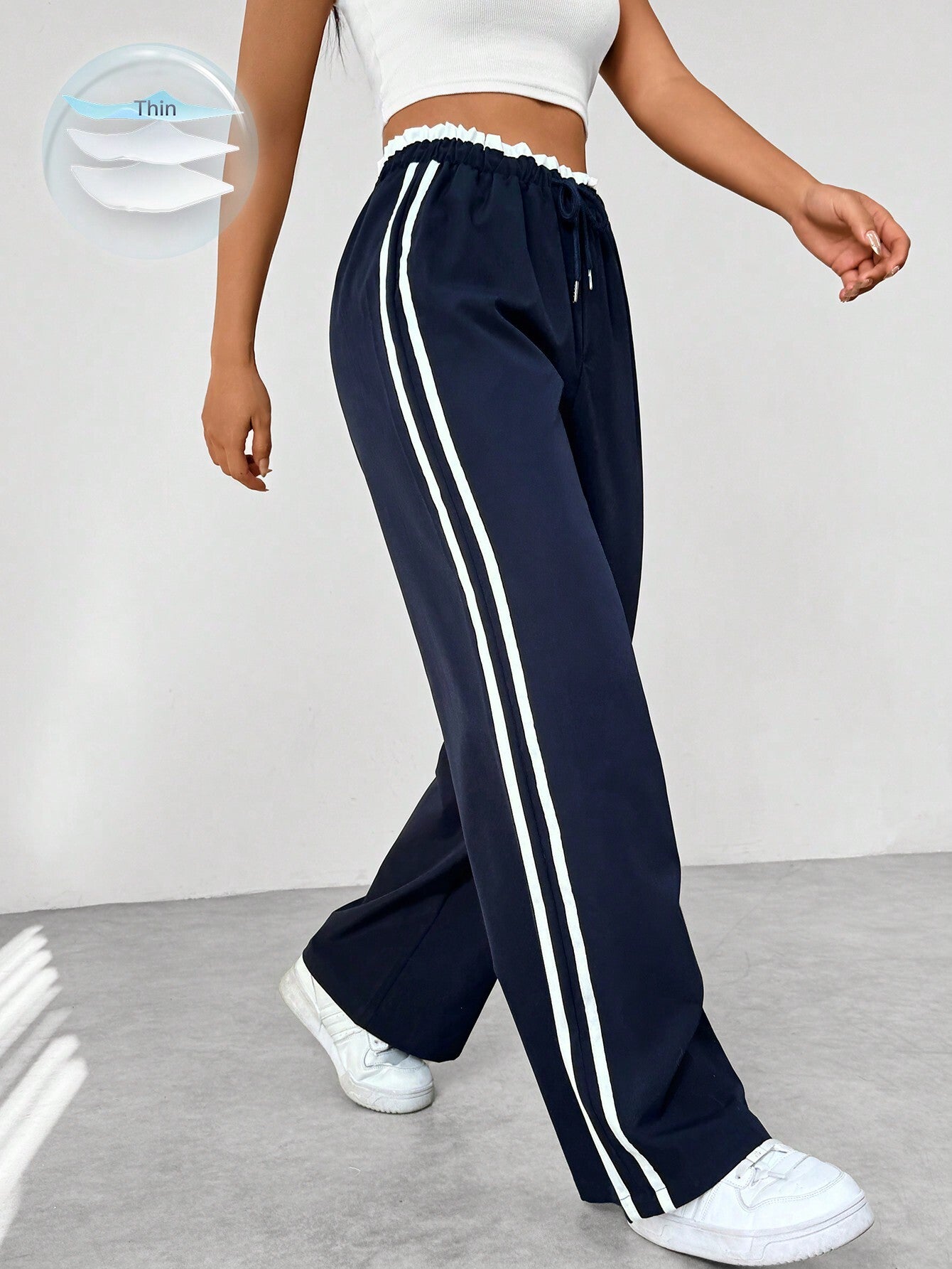 Pantalon large femme, coupe fluide, style moderne avec rayures. - 1