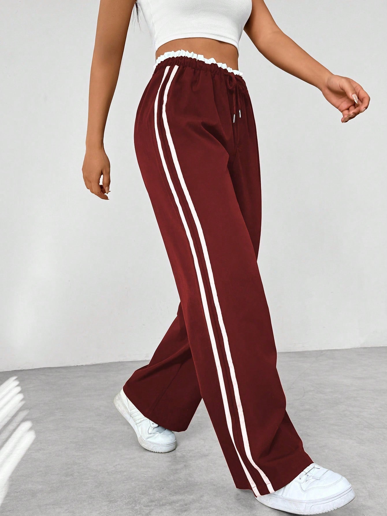 Pantalon large femme, coupe fluide, style moderne avec rayures. - 9